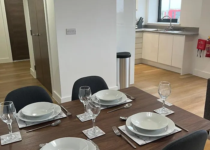 Modern & Spacious 2 Bed Apartment By Old Trafford