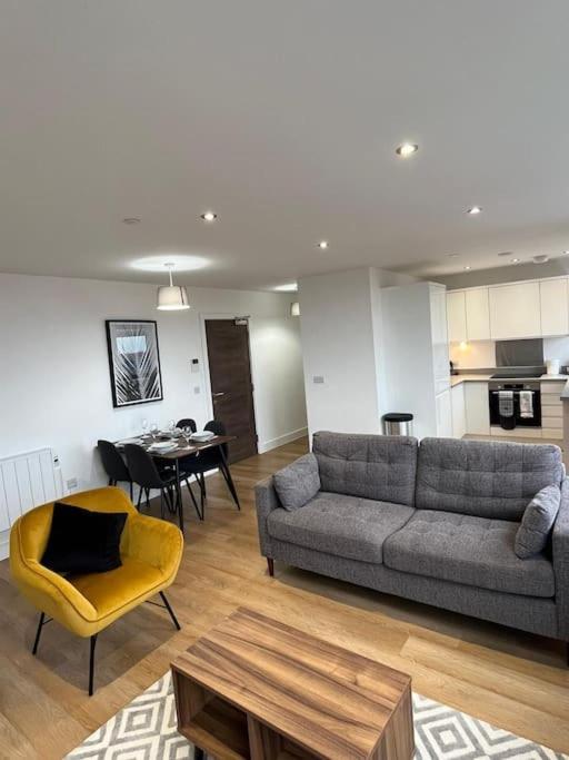 Modern & Spacious 2 Bed By Old Trafford Manchester