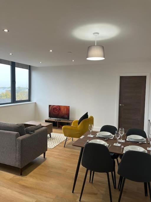 Modern & Spacious 2 Bed By Old Trafford Apartment