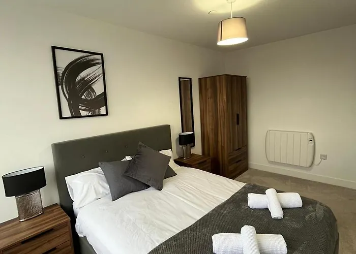 Modern & Spacious 2 Bed Apartment By Old Trafford